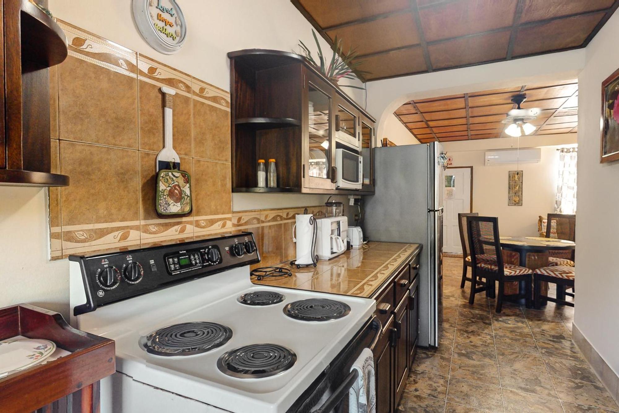 سان بيدرو Hummingbird Home Suites الغرفة الصورة