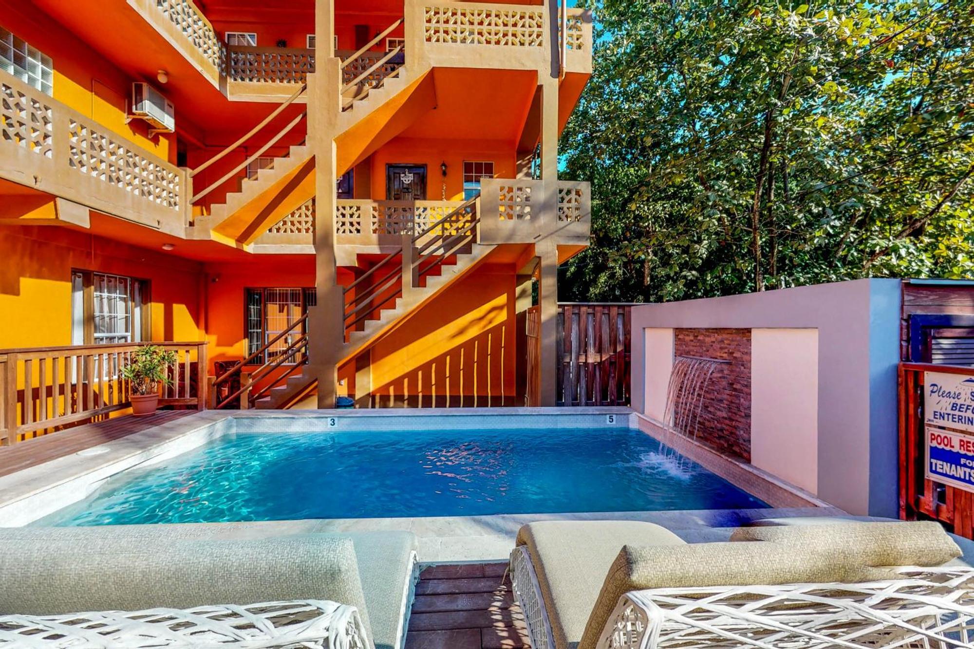 سان بيدرو Hummingbird Home Suites الغرفة الصورة